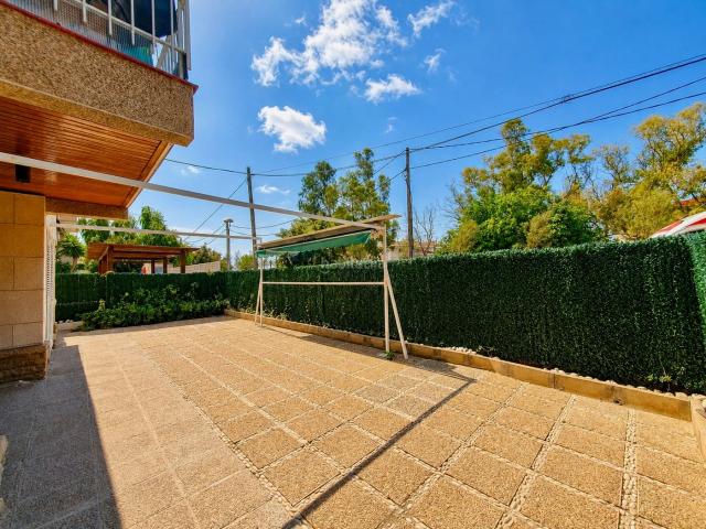 Planta baja en venta en Vilanova i la Geltrú, Prat de Vilanova Costa Dorada. Planta baja esquinera con jardín privado, orientación suroeste y piscina comunitaria. Plantas bajas Vilanova i la.