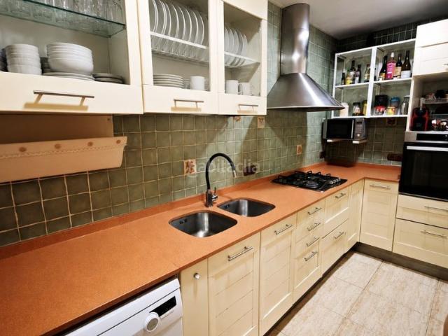 Planta baja en venta en Badalona, Sant Crist. Se vende planta baja con terraza en Badalona, ideal para disfrutar de espacio exterior. Plantas bajas.