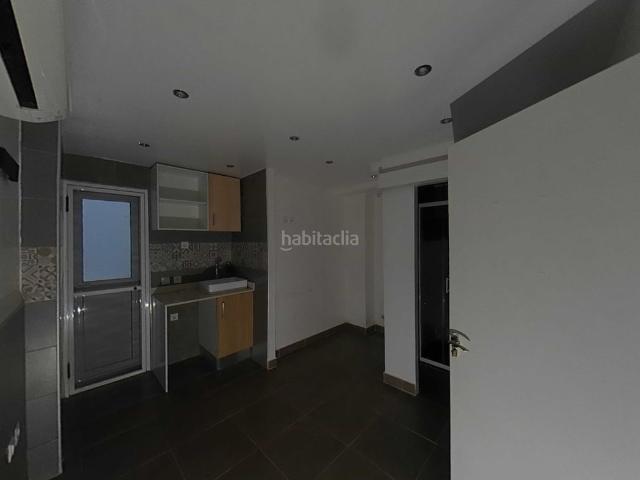 Planta baja en venta en Barcelona, Carmel. Piso sótano de 5 suites con patios interiores y terrazas en zona residencial tranquila. Plantas bajas.