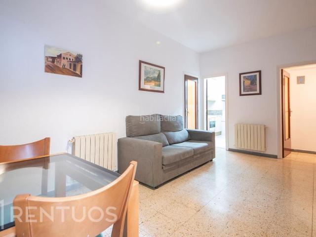 Planta baja en venta en Barcelona, Baix Guinardó. Amplio piso en HortaGuinardó con patio privado y ascensor. Plantas bajas.