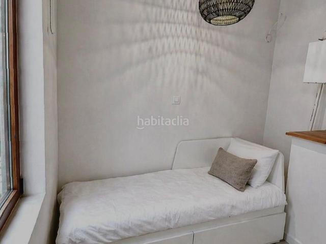 Planta baja en venta en Barcelona, Barceloneta. Luminoso piso con bóveda catalana en calle tranquila y peatonal. Plantas bajas.
