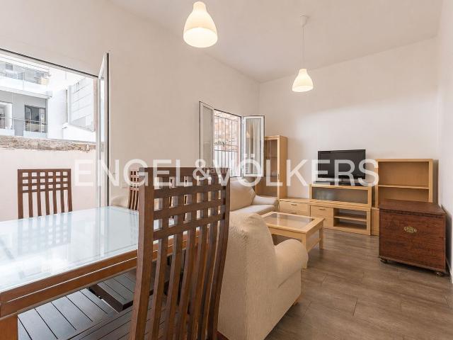Planta baja en venta en Barcelona, Guinardó. Gran oportunidad para inversores, piso planta baja con terraza. Plantas bajas.
