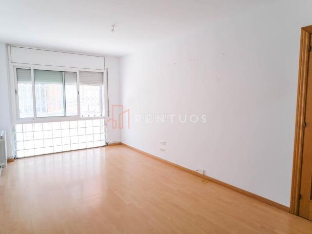 Planta baja en venta en Barcelona, El Coll. Magnifico piso junto al Parc Güel al 4,1 de rentabilidad. Plantas bajas.