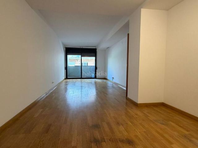 Planta baja en venta en Barcelona, El Coll. Piso de 3 habitaciones con parking y trastero en finca moderna 2001 amplio y luminoso. Plantas bajas.