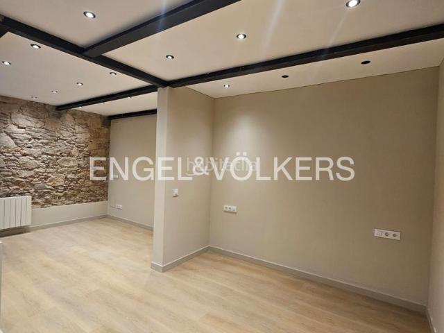 Planta baja en venta en Barcelona, Hostafrancs. Vivienda singular reformada con altillo, patio y terraza privada en Hostafrancs. Plantas bajas.