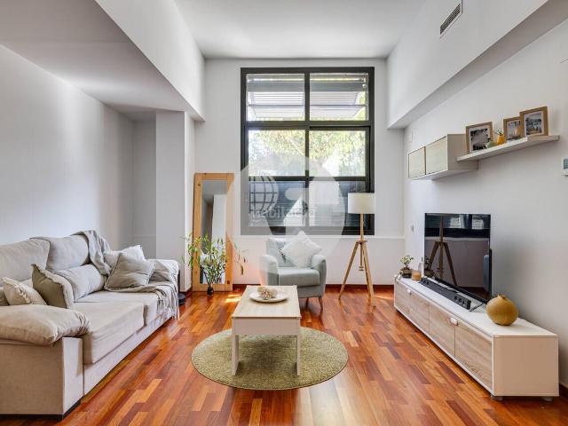 Planta baja en venta en Barcelona, Provençals del Poblenou. Planta baja en venta con parking y trastero incluidos Inmueble alquilado en Pere IV Barcelona. Plantas bajas.