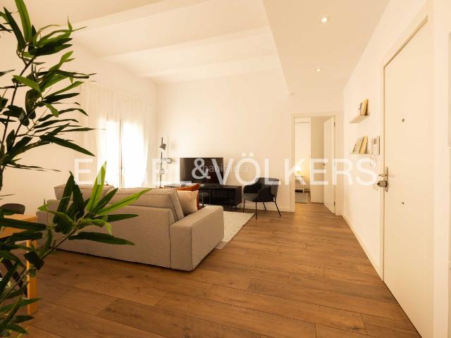 Planta baja en venta en Barcelona, Putget Farró. Piso con terraza soleada en finca regia en Sant Gervasi. Plantas bajas.