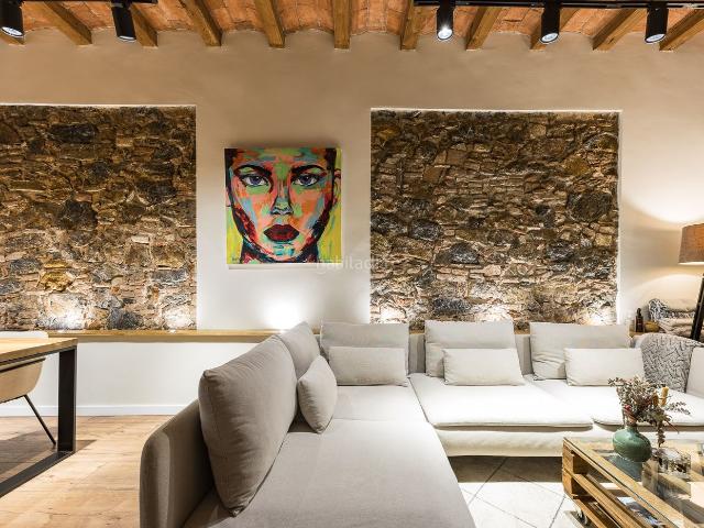 Planta baja en venta en Barcelona, Vila de Gràcia. Exclusiva planta baja de diseño distribuida en tres niveles en Gràcia. Plantas bajas.