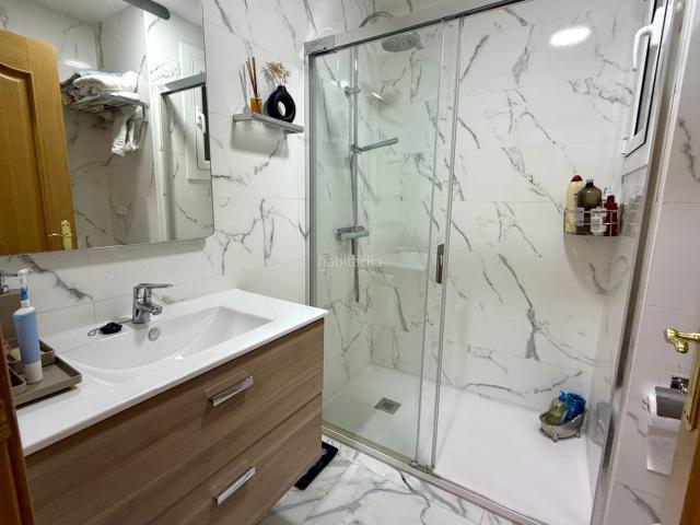 Planta baja en venta en Barcelona, Vilapicina Torre Llobeta. Piso reformado con máximas calidades, muy cerca del metro de Virrei Amat. Plantas bajas.