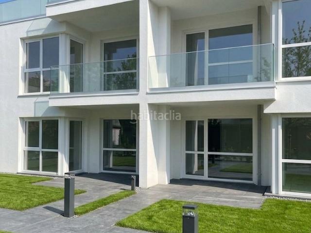 Planta baja en venta en Castañeda. 2 dormitorios 2 baños 2 plazas de garaje y trastero. Plantas bajas.