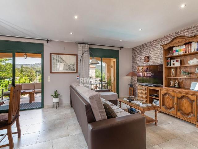 Planta baja en venta en Castell d´Aro Costa Brava. SAgaró Elegante villa mediterránea a pocos minutos de la playa de Sant Pol. Plantas bajas Castell.