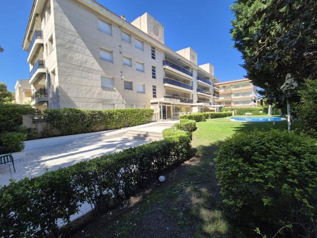 Planta baja en venta en Coma ruga, Coma ruga Platja Costa Dorada. ESPECTACULAR PLANTA BAJA DE 3 HABITACIONES, CON PARKING Y PISCINA COMUNITARIA. Plantas bajas.