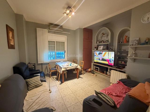 Planta baja en venta en Cornellà de Llobregat, La Gavarra. BAJO CON PATIO PRIVADO DE 15m LUZ, ESPACIO Y COMODIDAD EN CORNELLÁ. Plantas bajas Cornellà de.