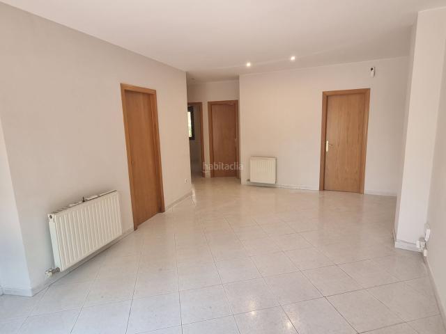Planta baja en venta en Girona, Eixample Sud Migdia. Pis situat en zona molt tranquil.la, prop del centre i amb tots els serveis a prop. Plantas bajas.