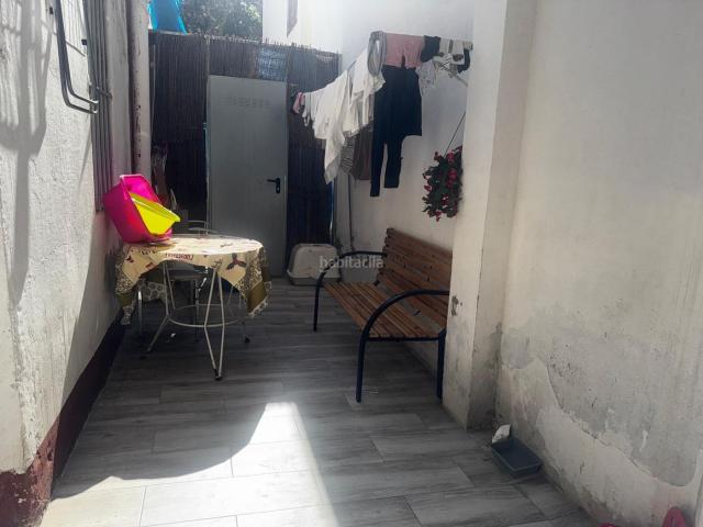 Planta baja en venta en Hospitalet de Llobregat L´, La Torrassa. Planta baja con patio alquilada por 700 mensuales. Plantas bajas Hospitalet de Llobregat.