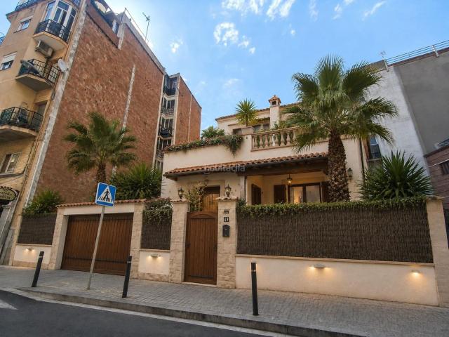 Planta baja en venta en Hospitalet de Llobregat L´, Sant Josep. Planta baja con patio, terreno y terraza una gran oportunidad para crear el hogar que siempre has querido!. Plantas bajas Hospitalet.