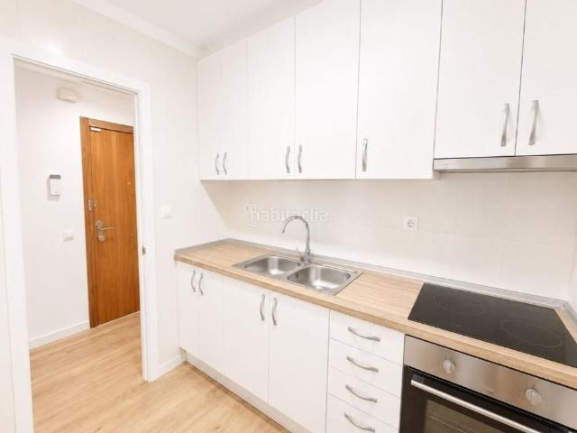 Planta baja en venta en Mataró, Cerdanyola Sud. PLANTA BAJA TOTALMENTE REFORMADA JUNTO A AVDA. PRINCIPAL. Plantas bajas.