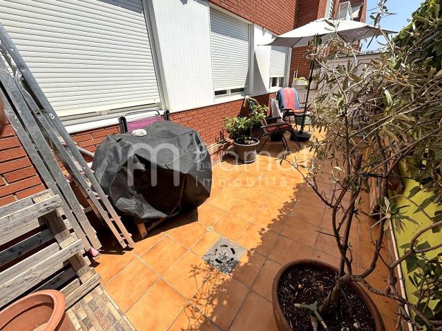 Planta baja en venta en Montgat. ¡Más de 100 m² de piso con una espectacular terraza de 65 m²!. Plantas bajas.