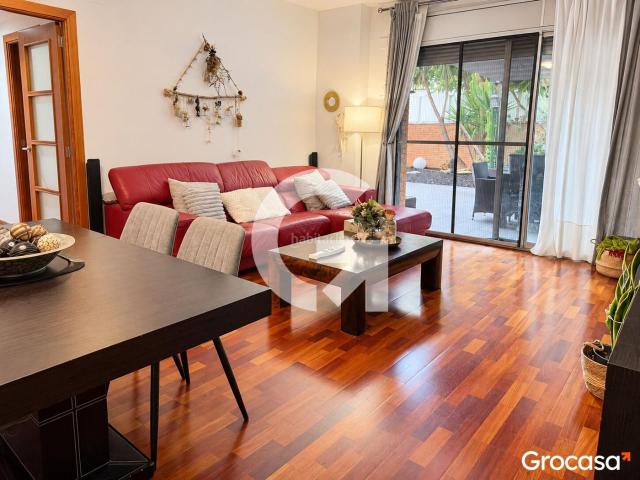Planta baja en venta en Montgat. Vivir a pocos metros del mar, con 200 m de terraza. Plantas bajas.