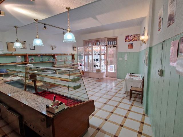 Planta baja en venta en Novelda. Oportunidad: Bajo 150m con patio y techos altos. Ideal casa o negocio. Calle San José Novelda. Plantas bajas.