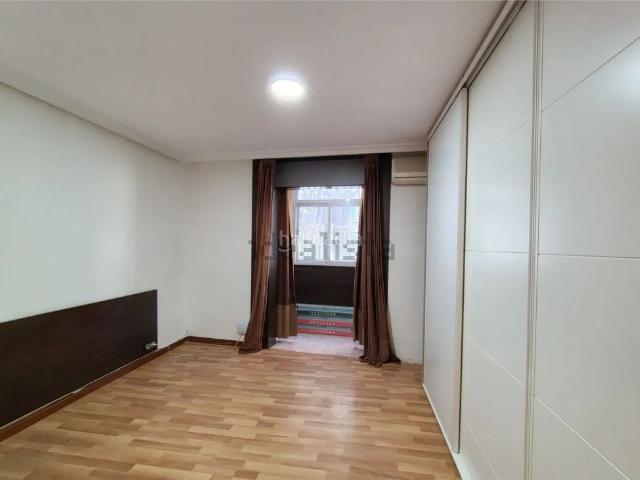 Planta baja en venta en Sant Boi de Llobregat, Centre. Urban Grup presenta piso en el Casco Antiguo de Sant Boi. 55 m2 construidos, 1 habitación, baño completo y patio privado. Bajo ext. Plantas bajas.