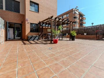 Planta baja en venta en Sabadell, Castellarnau. Piso 3 hab. seminuevo con terraza 175 m2. Plantas bajas.