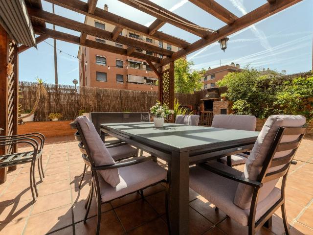 Planta baja en venta en Sabadell, Castellarnau. Piso 3 hab. seminuevo con terraza 175 m2. Plantas bajas.