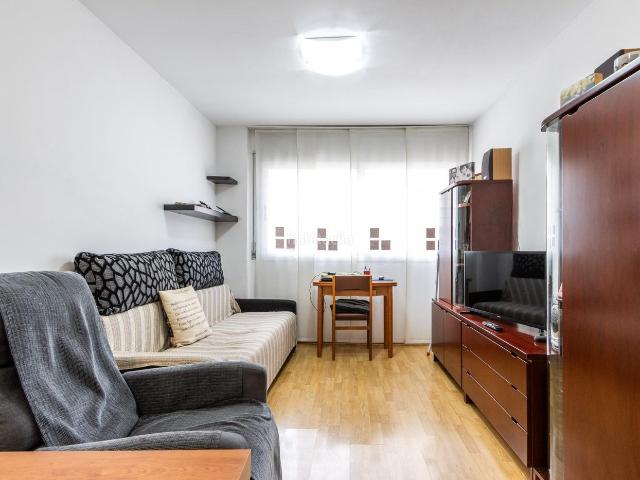 Planta baja en venta en Sabadell, Creu de Barberà. Planta baja seminueva en La Creu de Barberà, junto al Colegio Serra. Plantas bajas.