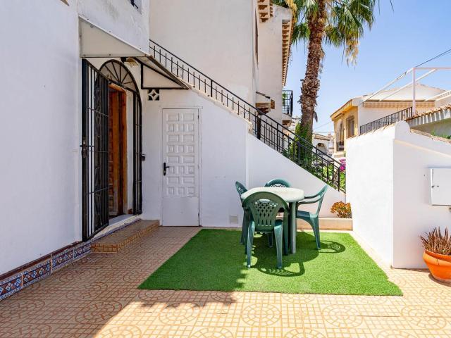 Planta baja en esquina con 2 dormitorios y amplio patio privado