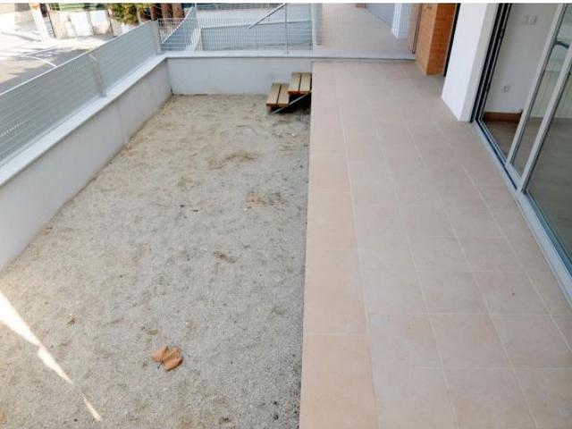 Planta baja luminosa, exterior y con terraza en Obra Nueva del 2017. Con parking y trastero