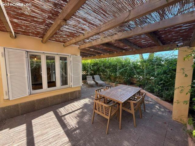 Planta baja moderna con gran terraza junto al mar