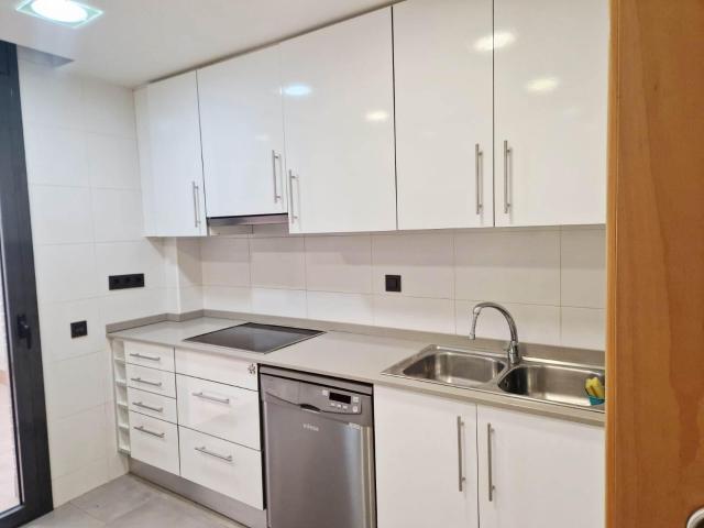 PLANTA BAJA SEMINUEVA CON PATIO JUNTO TRAM CORNELLA GAVARRA