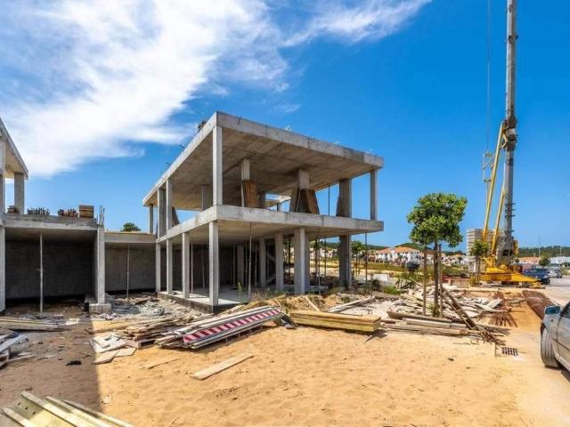 Planta inversa com cozinha ampla, aberta, sala de jantar e s. 220m² Tornada e Salir do Porto