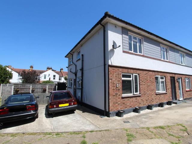 Plas Newydd Close, Thorpe Bay, Southend On Sea SS1, 2 bed flat to rent, £1,400 pcm | PrimeLocation