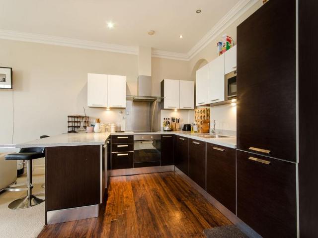 Pleasance Road, Putney, London, SW15 2 bed flat to rent £2,750 pcm £635 pw