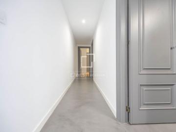 Pleasant 2 bedroom penthouse with terrace for rent in Pla del Real