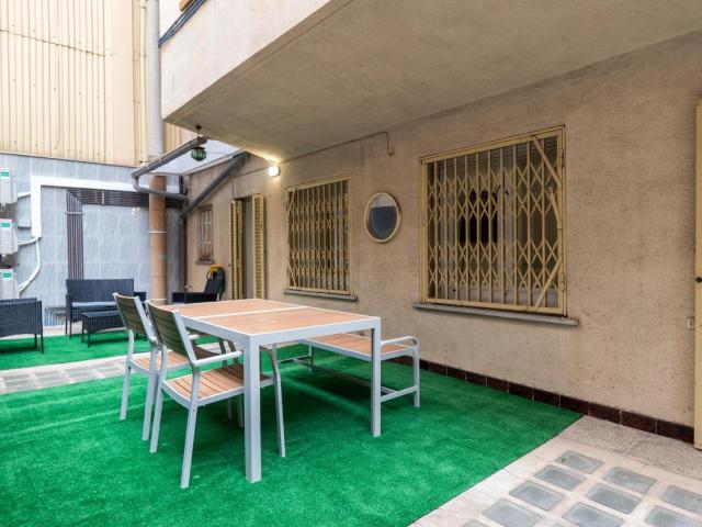 Pleasant twin ensuite bedroom in Sants