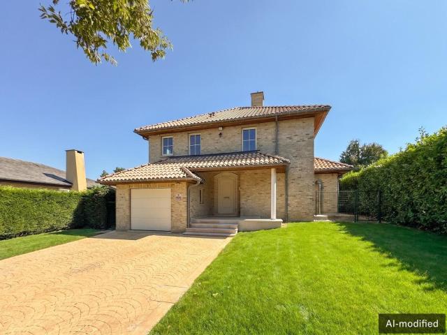 Pleasant Villa with Swimming Pool in Mont Saint Jean