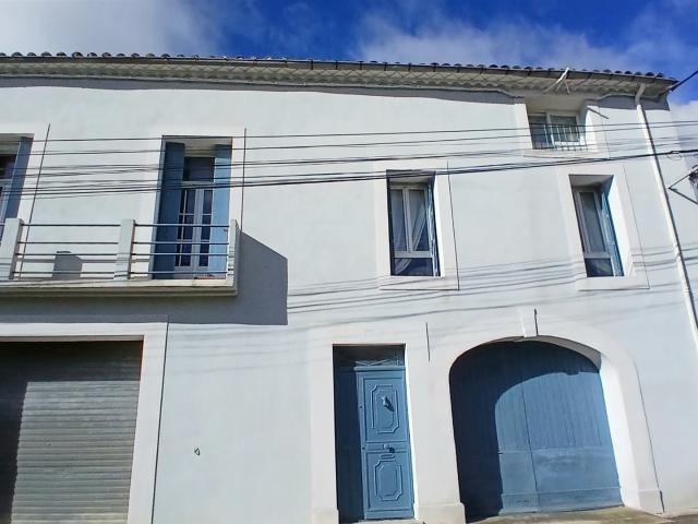 Pleasant village with all amenities bakery, cafe, butcher. 141m² Autignac