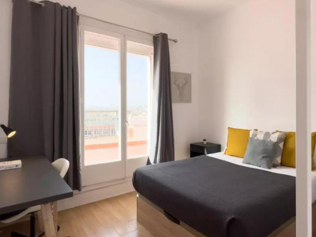 Pleasant double bedroom close to Barcelona Sants train station