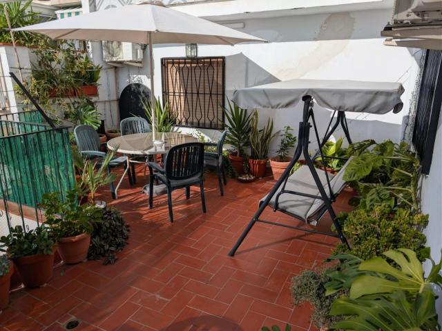 Pleasant Double Bedroom close to Pubilla Cases Metro