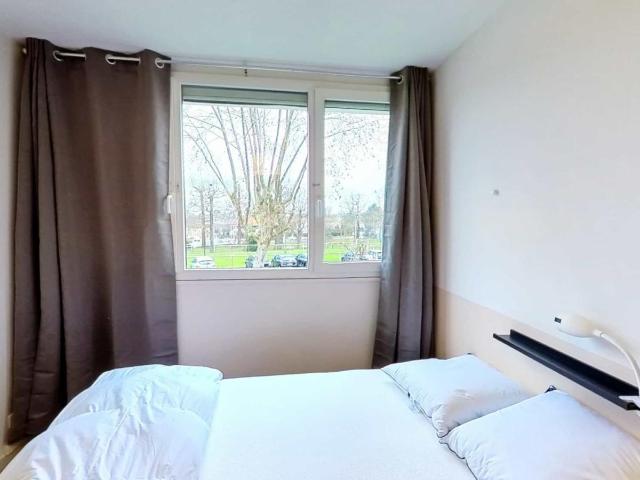 Pleasant double bedroom in Talence