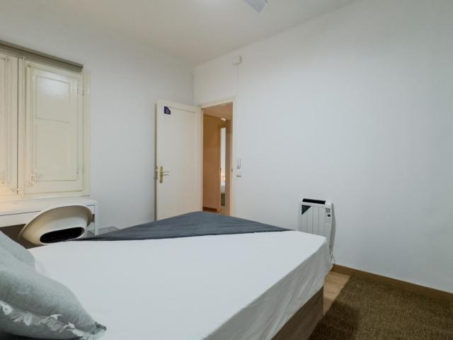 Pleasant double bedroom in Collblanc