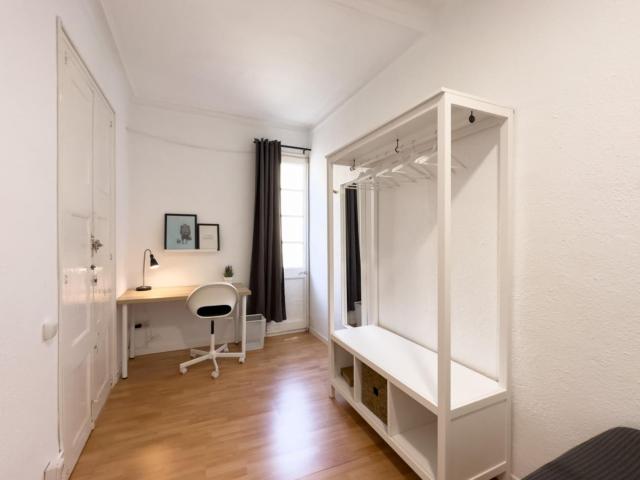 Pleasant double bedroom near Paral·lel metro station