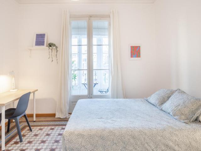 Pleasant double bedroom near Provença train station