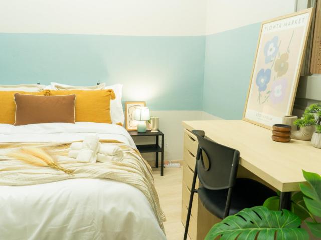 Pleasant double bedroom near the Urquinaona metro
