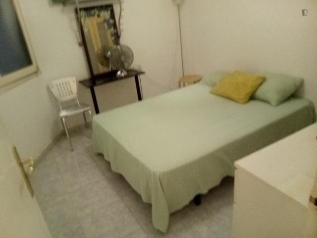 Pleasant double bedroom near the Urquinaona metro