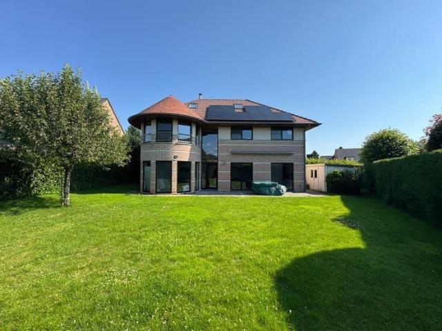Pleasant five bedroom villa, ideally located!