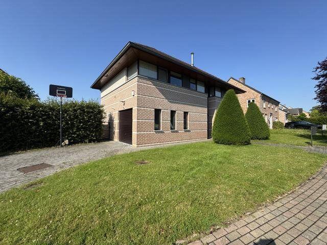 Pleasant five bedroom villa, ideally located!