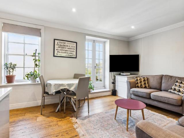 Pleasant Place, Islington, London, N1 2 bed flat to rent £3,596 pcm £830 pw